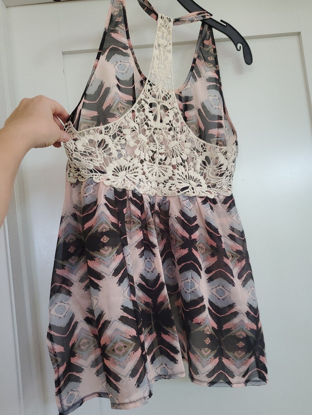 Passport Trapeze Sheer Pleated Print & Crochet Back Adjustable Tank Sz S